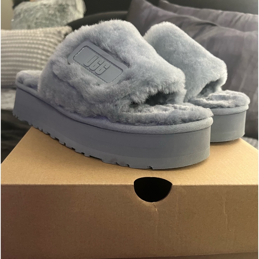 UGG SIZE 9 WORN ONCE!!!!